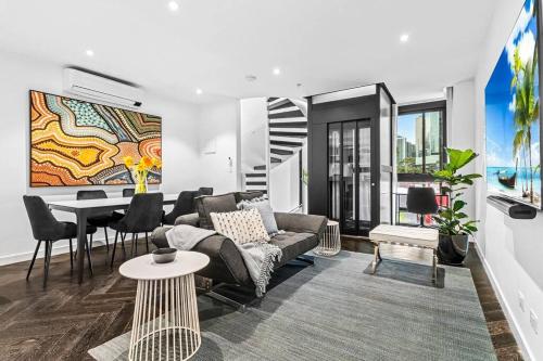 Inner City 4 Level Luxury Townhouse & Lift 3BR 3BTH