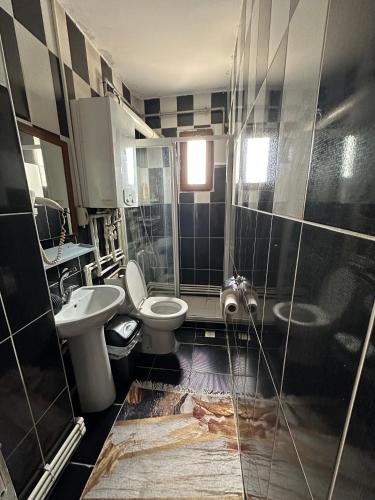 Three-Bedroom Apartment with Sea View image 2
