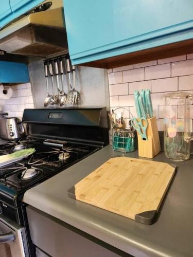 Kitchen, Retro 2 BR Home 6 mins to United Center with Parking in North Lawndale