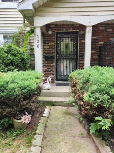 Exterior view, Retro 2 BR Home 6 mins to United Center with Parking in North Lawndale