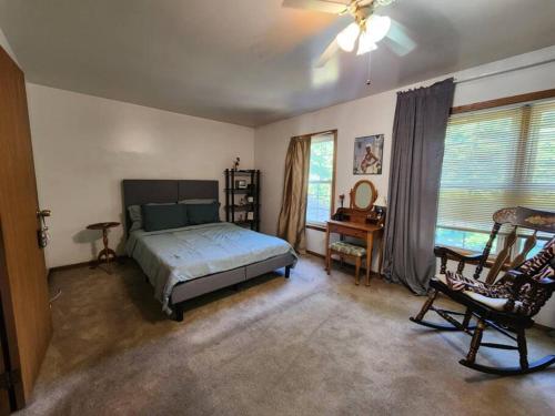 Retro 2 BR Home 6 mins to United Center with Parking in North Lawndale