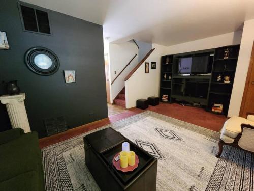 Retro 2 BR Home 6 mins to United Center with Parking in North Lawndale