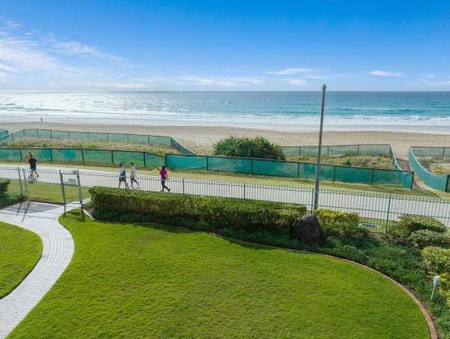 Absolute Beachfront Apartment 3B Pool Spa