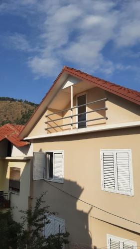 Andrea House, Berat