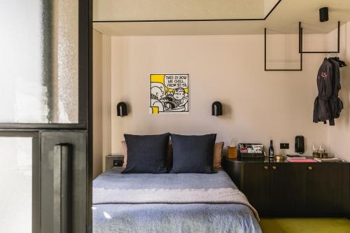 Paramount House Hotel Room Type - Small Room - Queen 