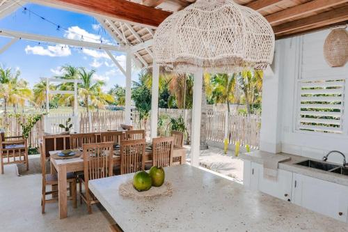 Rote White House - Secluded 4BR Coastal Haven in Oenggaut