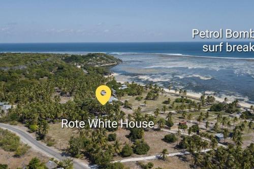 Rote White House - Secluded 4BR Coastal Haven in Oenggaut