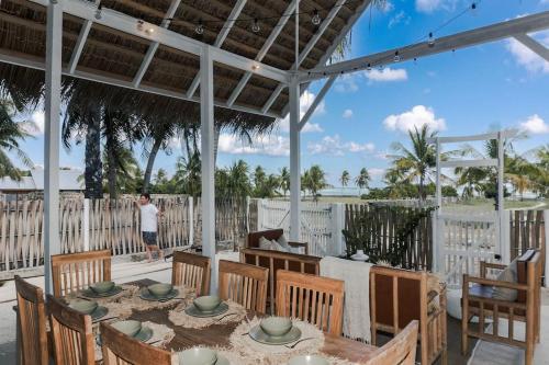 Rote White House - Secluded 4BR Coastal Haven in Oenggaut