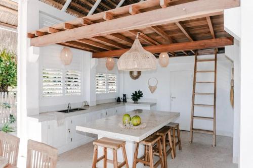 Rote White House - Secluded 4BR Coastal Haven in Oenggaut