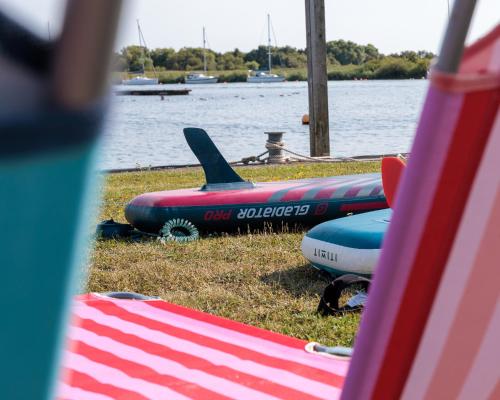 The Retreat, Waterfront & Log Burner near Solent Meads Golf Centre