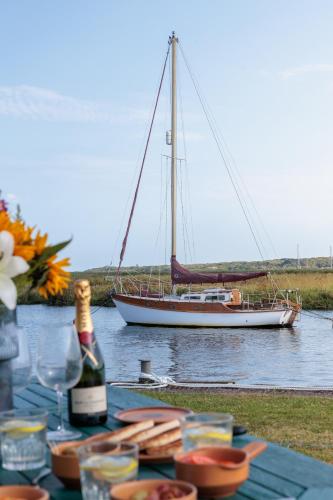The Retreat, Waterfront & Log Burner