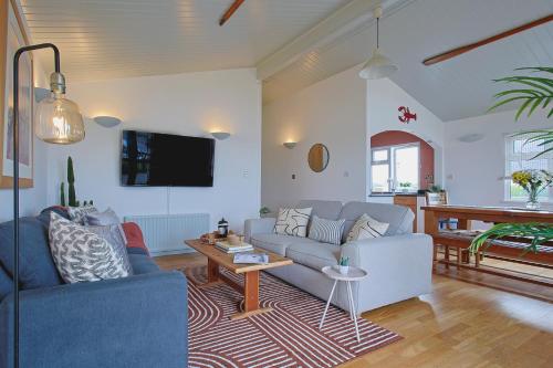 The Retreat, Waterfront & Log Burner near Solent Meads Golf Centre