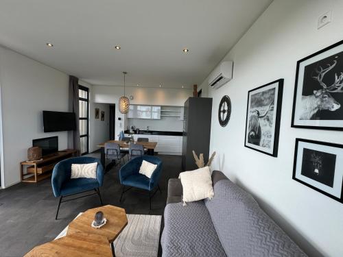 Enkhuizer Strand Chalet Windrose mit Zaun Haus Nr 225 in Boerenhoek Molenweg Burgwal