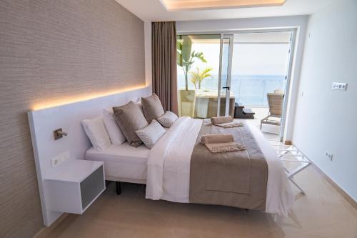 1 queen bed, 1 sofa bed