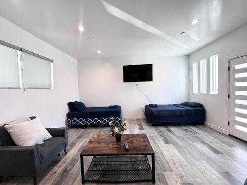 Cheerful 4BR home with parking in East Hollywood in Los Angeles, USA