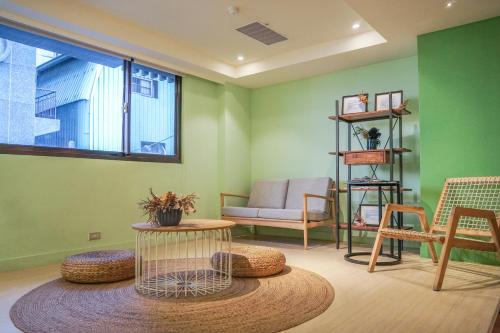 Central Land Hotel in East District