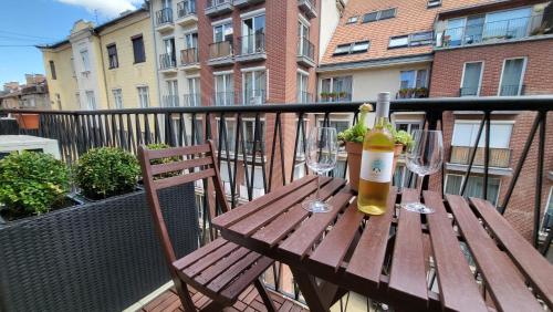Away from Crowds, Near to Center - Vaskapu Apartment