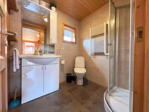 Private cottage on Golden Circle with hot tub in เฮาคาดัล