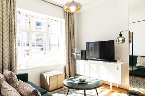 Charming 1BR on Green Market Sq - Tap to explore photos