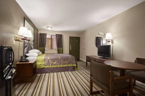 Queen Room - Second Floor/Non-Smoking