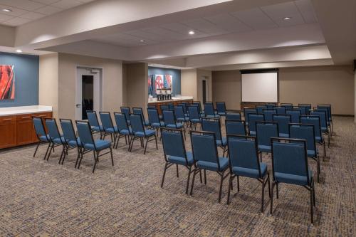 Hampton Inn and Suites Seattle - Airport / 28th Avenue - image 2