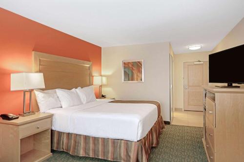 King Room with Bath Tub - Mobility/Hearing Accessible - Non-Smoking