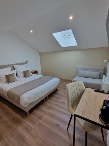 1 queen bed, 1 twin bed