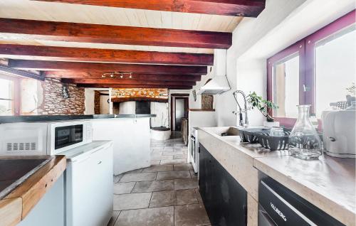 кухня, 4 Bedroom Pet Friendly Home In Carlucet in Carlucet