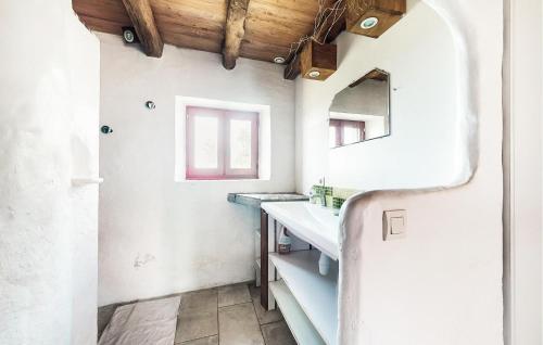 Баня, 4 Bedroom Pet Friendly Home In Carlucet in Carlucet