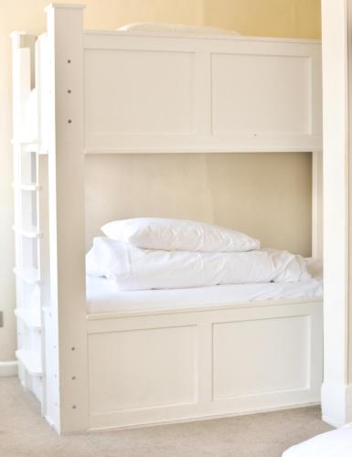 1 queen bed, 1 bunk bed
