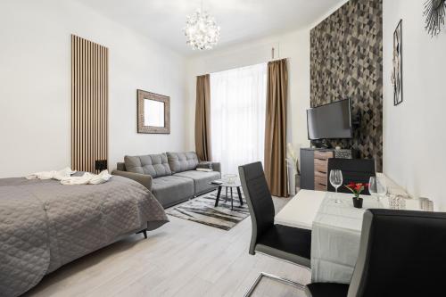 Peak Pointe Apartment - Tap to explore photos