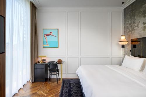Superior King Room with Castle View image 10