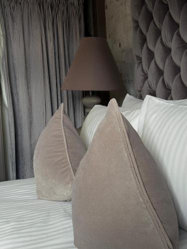 1 queen bed, 1 sofa bed