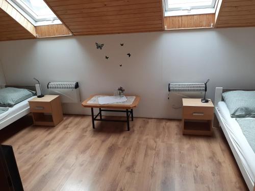 2 twin beds