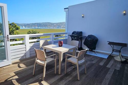 BayView Sunset Villa on Thessen! Large one bedroom unit with King Bed and Sofa bed