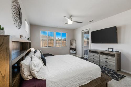 Stylish 3BR Family Home with Pool and Spa in Indio, USA