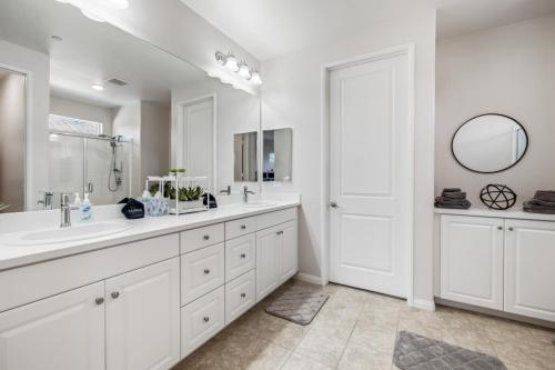 Stylish 3BR Family Home with Pool and Spa in Indio, USA