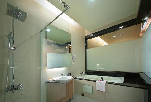 room detail thumbnail 2