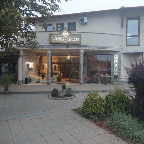 Vánkos & Eszcájg (Vankos & Eszcajg) in Ujhartyan