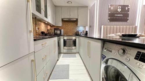 Luxury Family Studio Close to Dubai Mall and Burj Khalifa, Дубай (фото 4)