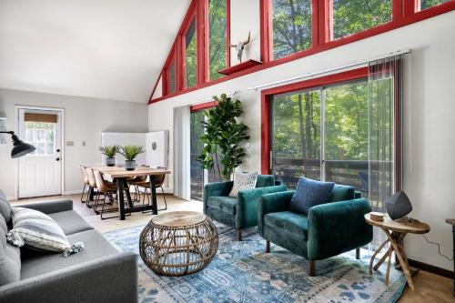 Cozy Cabin w Hot Tub, Deck, Grill, Fire Pit and WiFi in Morton Grove, USA