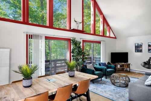 Cozy Cabin w Hot Tub, Deck, Grill, Fire Pit and WiFi in Morton Grove, USA