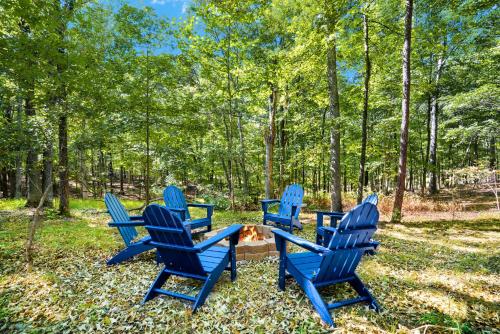 Cozy Cabin w Hot Tub, Deck, Grill, Fire Pit and WiFi in Morton Grove, USA
