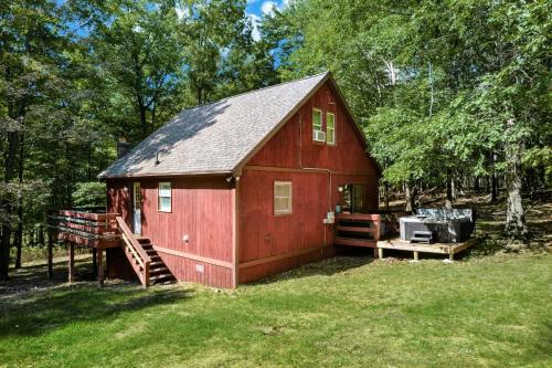 Cozy Cabin w Hot Tub, Deck, Grill, Fire Pit and WiFi in Morton Grove, USA