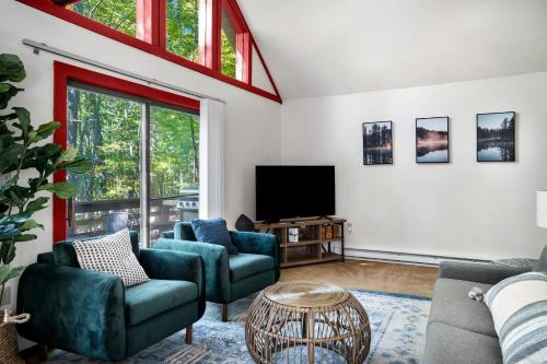 Cozy Cabin w Hot Tub, Deck, Grill, Fire Pit and WiFi in Morton Grove, USA