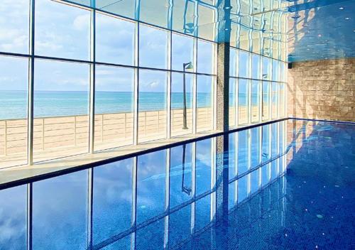 Úszómedence, Lancaster Eden Bay near Beirut-Rafic Hariri nemzetközi repülőtér