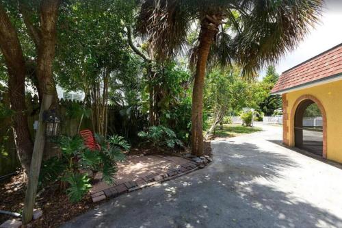 NEW Beach Quinta 2bed 2 bath Beautiful Yard Tranquility in Lake Worth