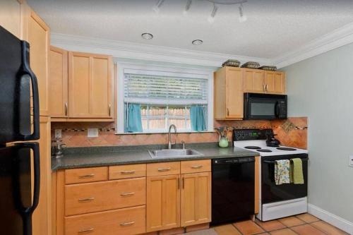 NEW Beach Quinta 2bed 2 bath Beautiful Yard Tranquility in Lake Worth