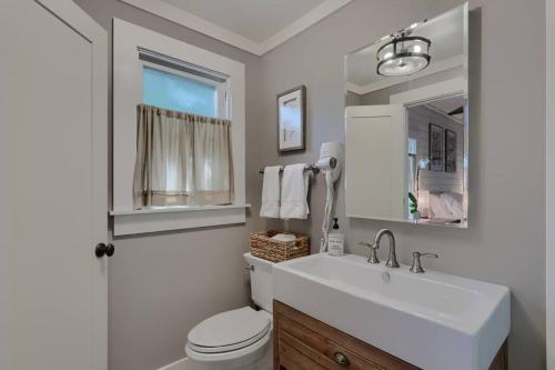Petit Bijou guest home 1br 1bth with soaking pool in West Palm Beach, USA