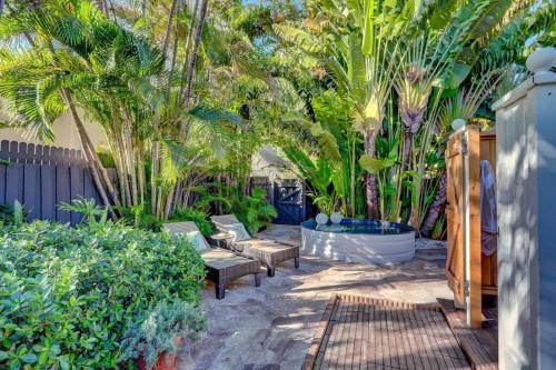 Petit Bijou guest home 1br 1bth with soaking pool in West Palm Beach, USA